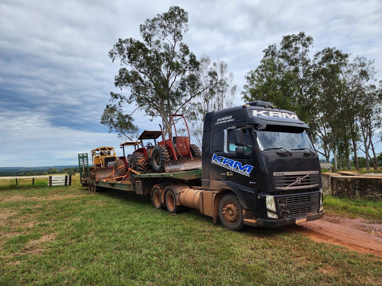 KRM Auto Guincho transportando trator e maquinário pesado