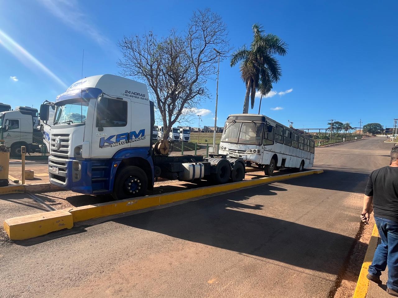 KRM Auto Guincho em pátio com ônibus