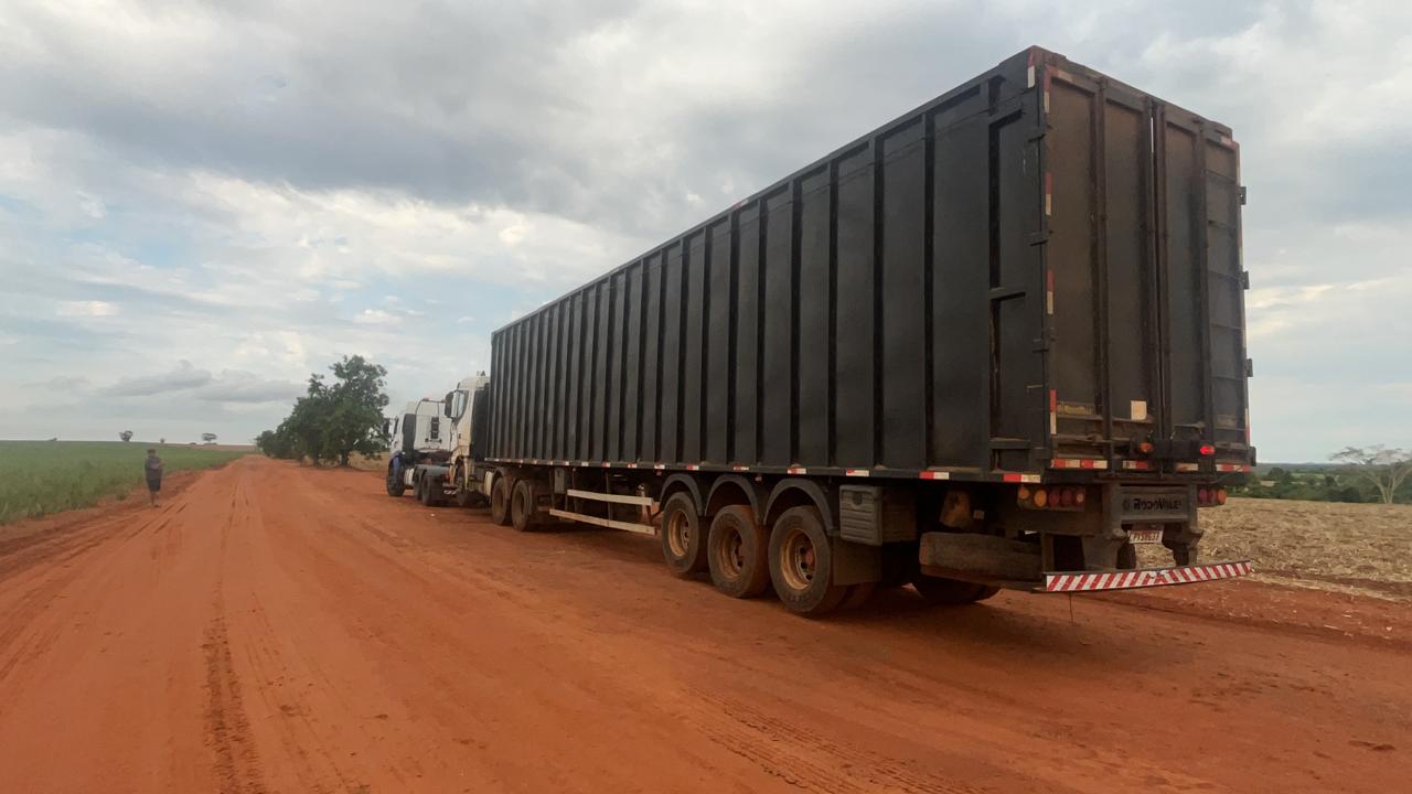 Carreta com container removida pela KRM